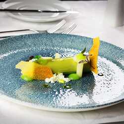 Green peas ”cannelloni” with green apple and salsify
